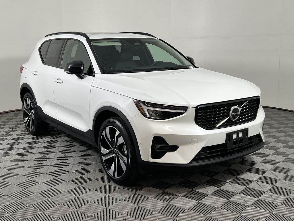 Certified 2025 Volvo XC40 B5 Plus Dark Theme SUV