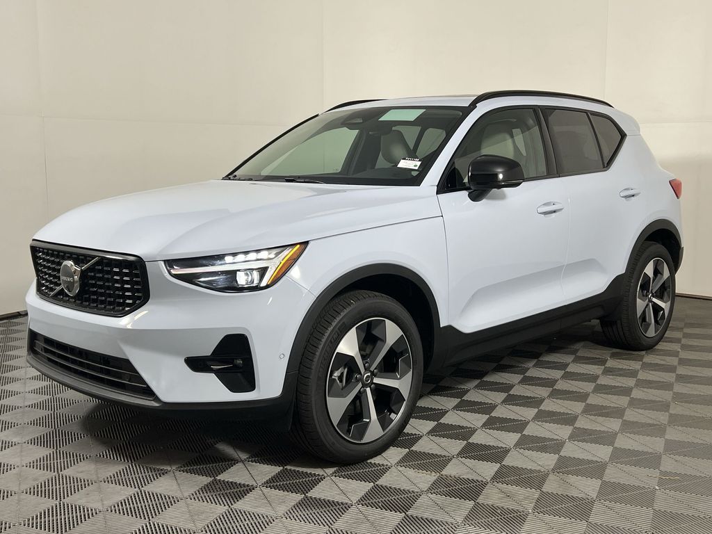 2026 Volvo XC40 Plus photo 3