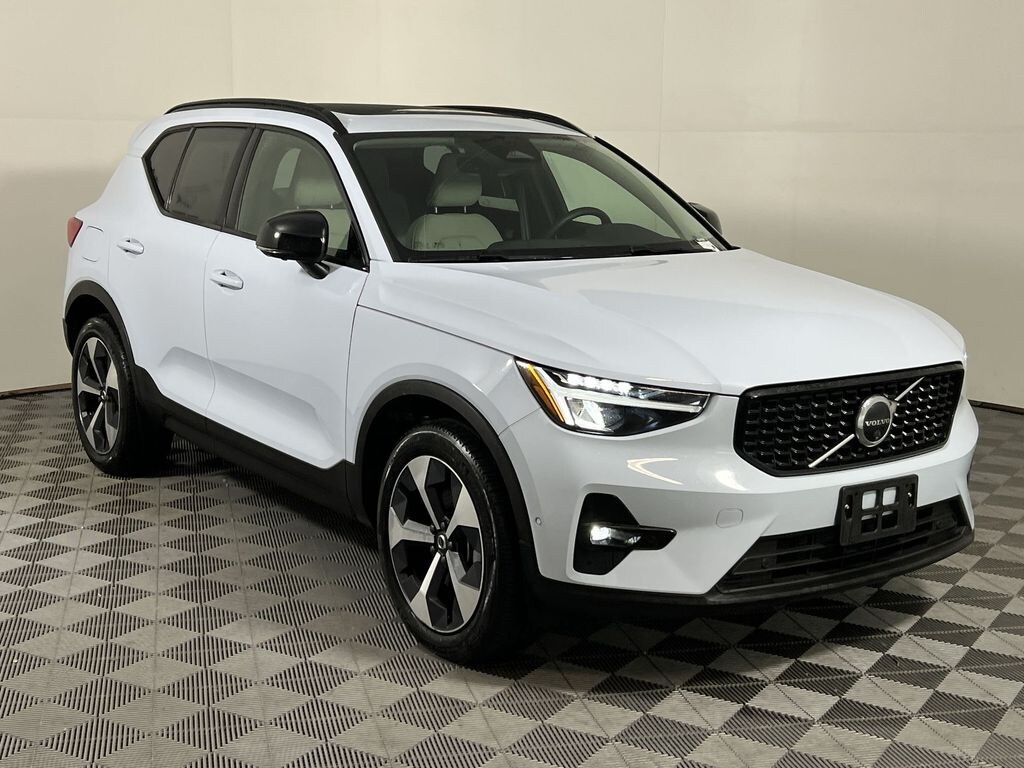 Certified 2025 Volvo XC40 B5 Plus Dark Theme SUV