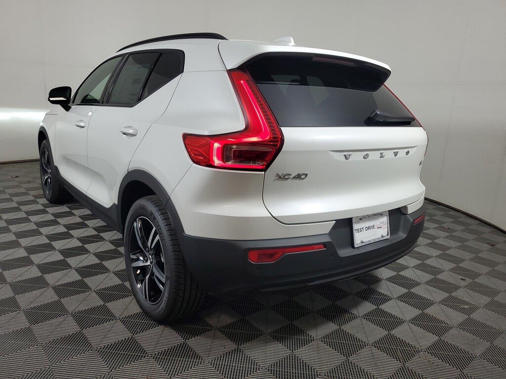 New 2026 Volvo XC40 B4 Core SUV