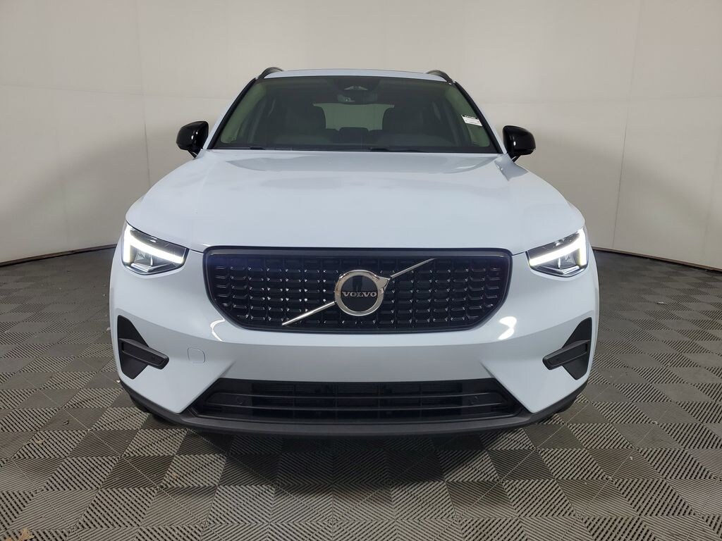 New 2026 Volvo XC40 B4 Core SUV