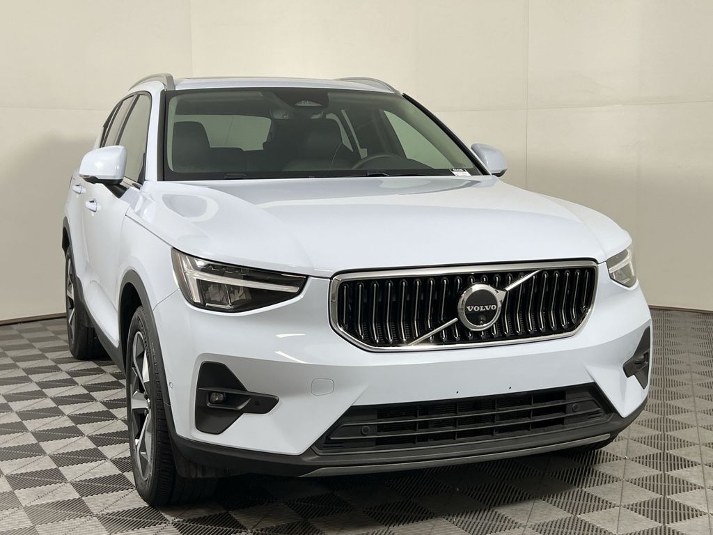 2025 Volvo XC40 Plus photo 2
