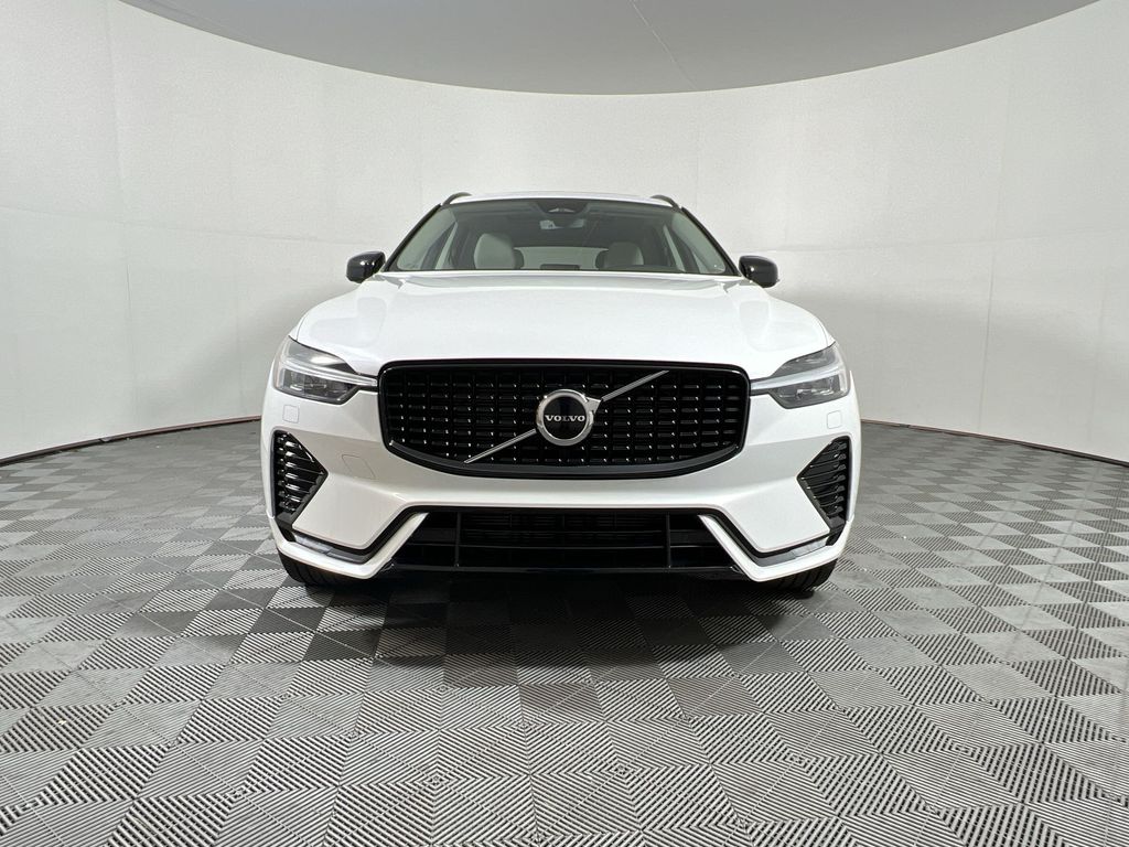 2025 Volvo XC60 B5 Core photo 3