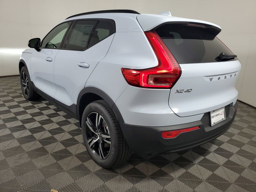 New 2026 Volvo XC40 B4 Core SUV