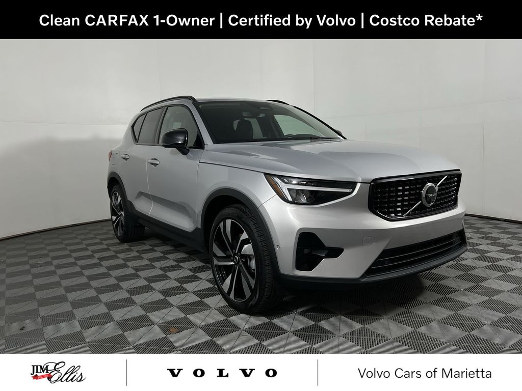 2025 Volvo XC40 B5 Plus Dark Theme