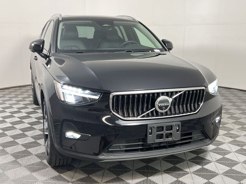 2025 Volvo XC40 Plus photo 3