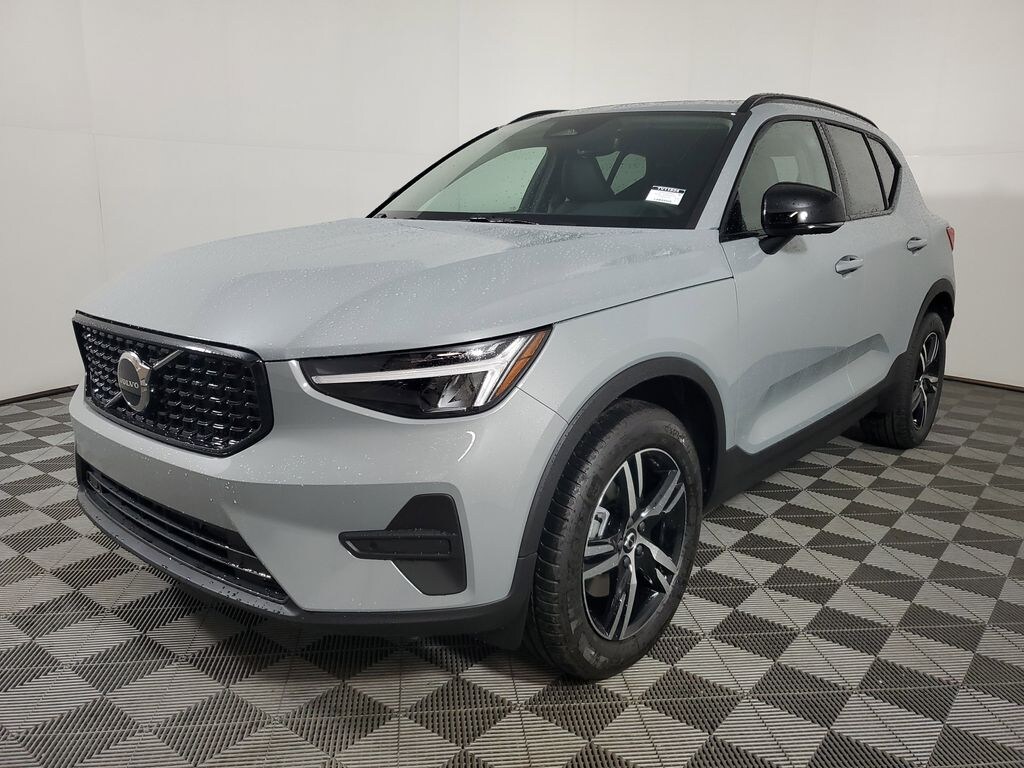 New 2026 Volvo XC40 B5 Core SUV