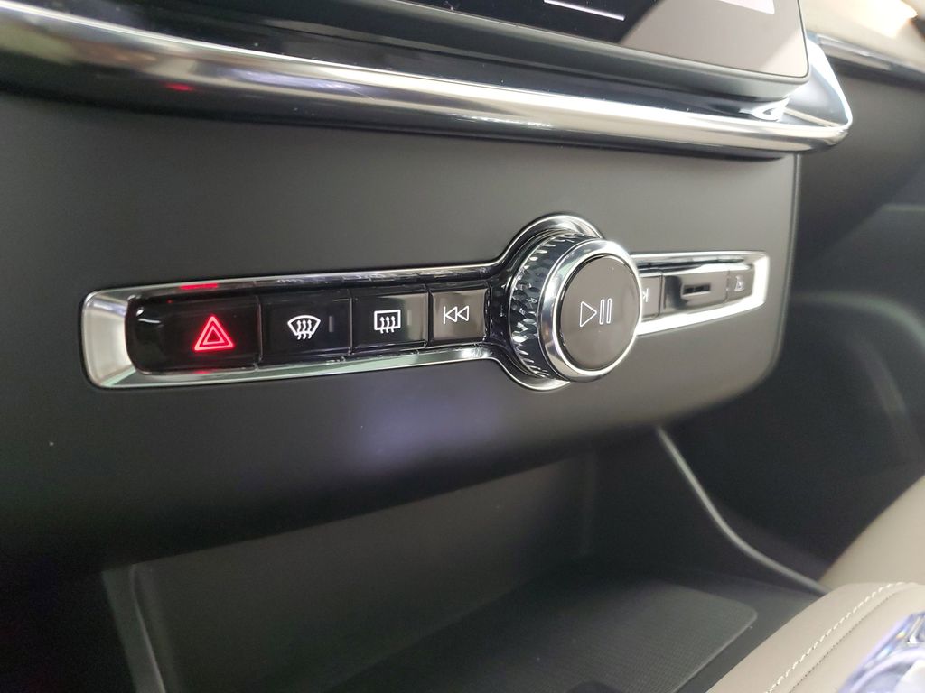 2025 Volvo XC90 Core - Photo 32