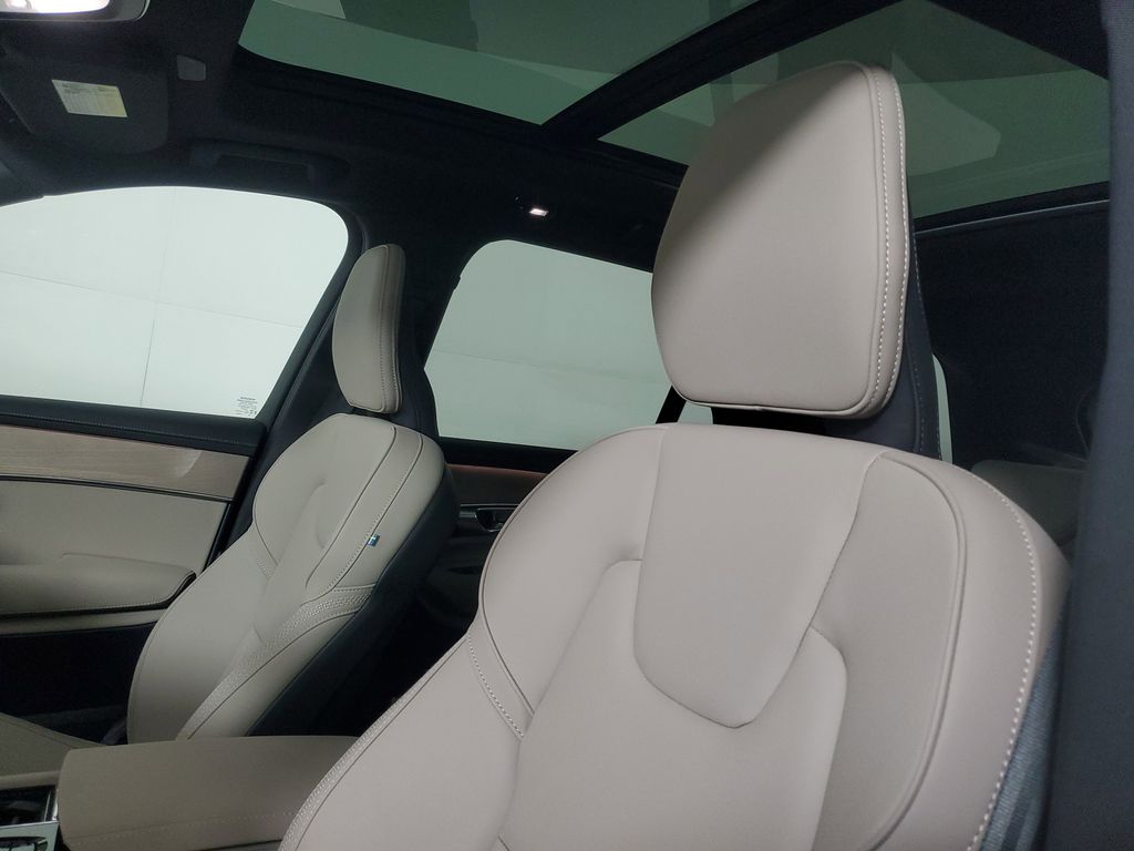 2025 Volvo XC90 Core - Photo 25