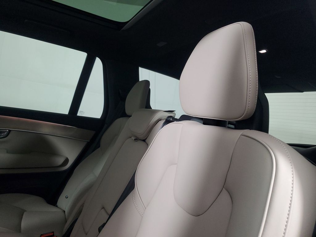 2025 Volvo XC90 Core - Photo 15