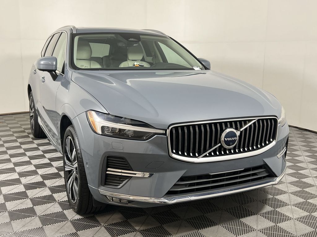 2023 Volvo XC60 B5 Plus photo 2