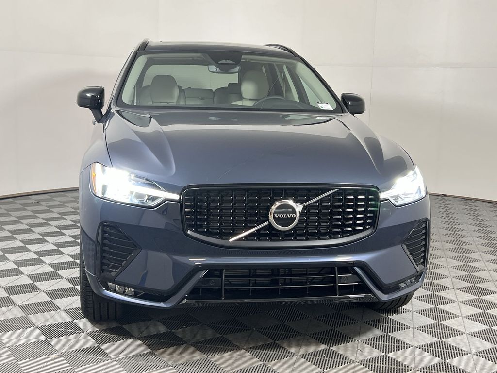 2025 Volvo XC60 B5 Core photo 2