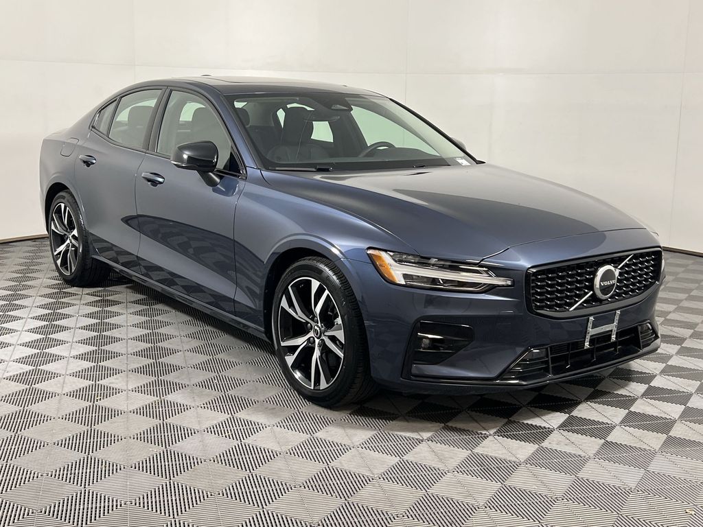 2024 Volvo S60 B5 Core photo 2