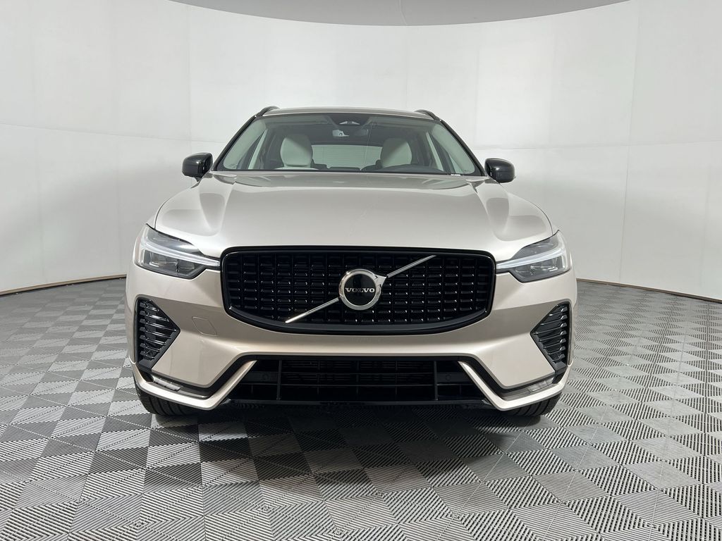 2025 Volvo XC60 B5 Core photo 2