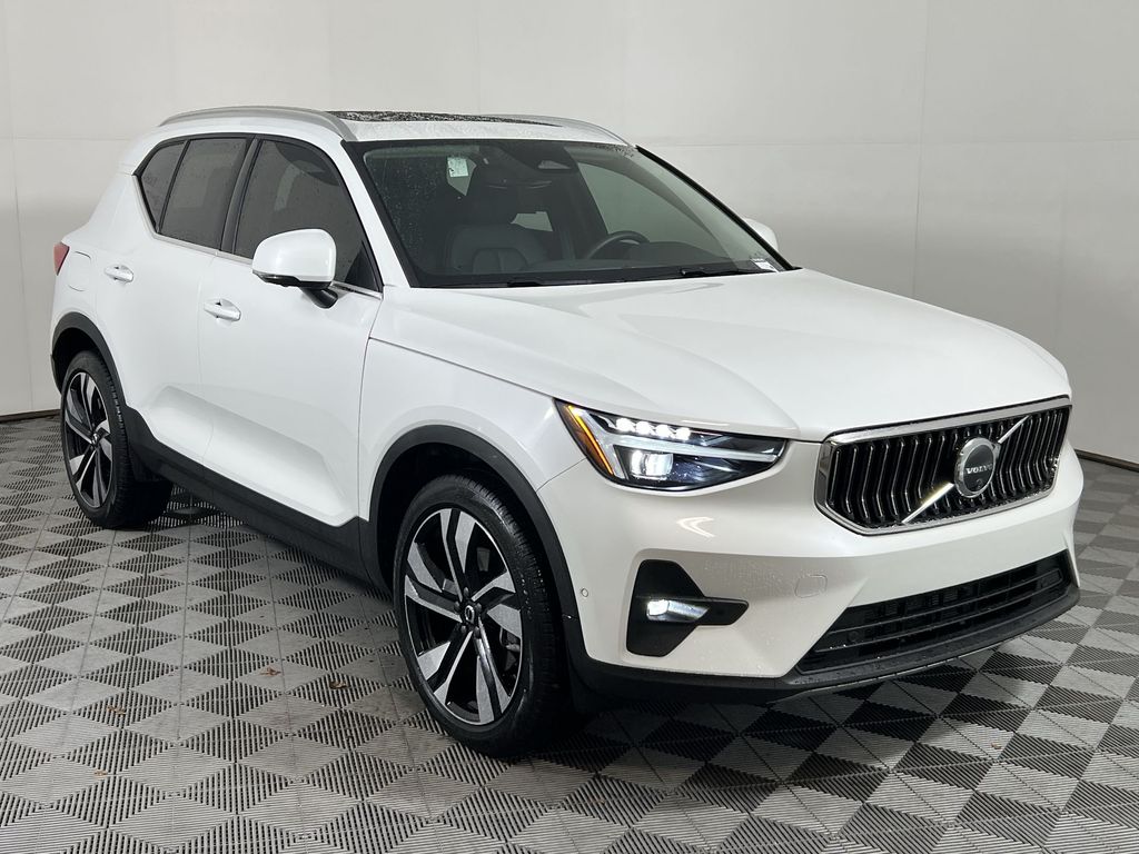 2025 Volvo XC40 photo 2