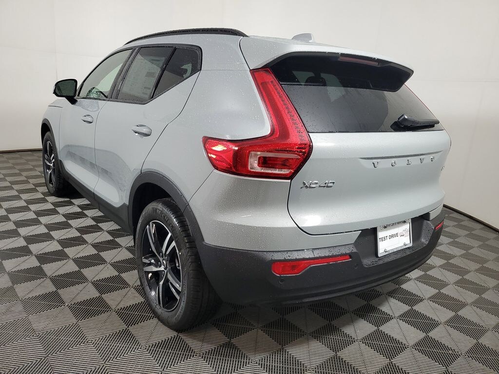 New 2026 Volvo XC40 B5 Core SUV