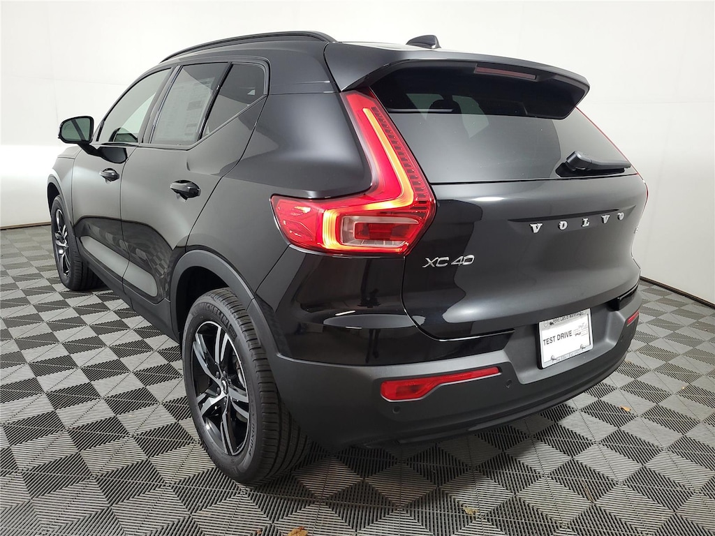 New 2026 Volvo XC40 B4 Core SUV