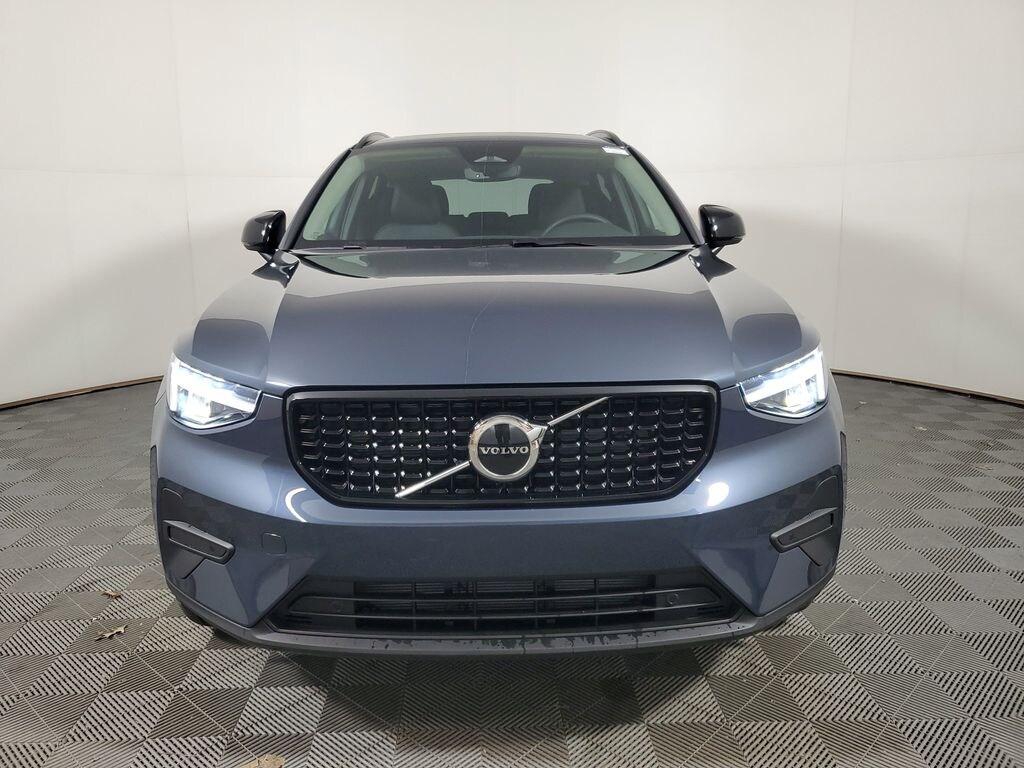 New 2026 Volvo XC40 B5 Core SUV