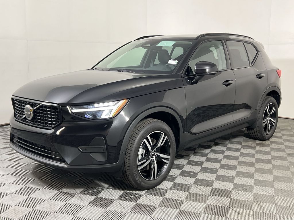 2026 Volvo XC40 Core photo 4