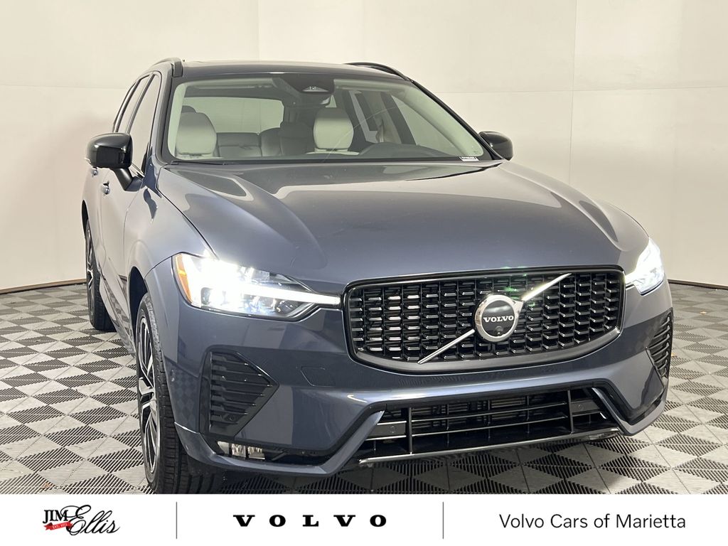 2025 Volvo XC60 B5 Plus photo 3