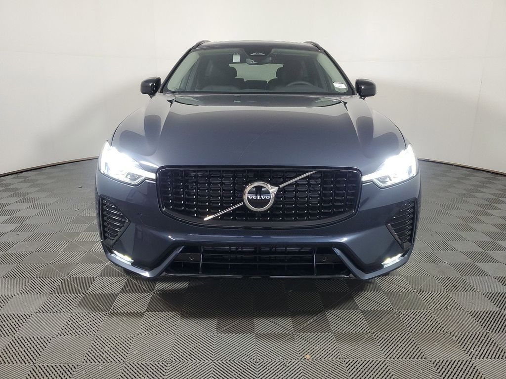 2025 Volvo XC60 B5 Core photo 2