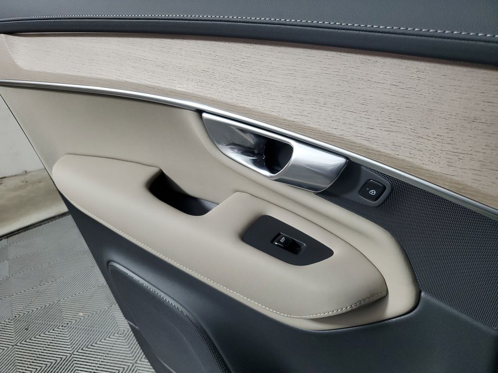 2026 Volvo XC90 Plus - Photo 18