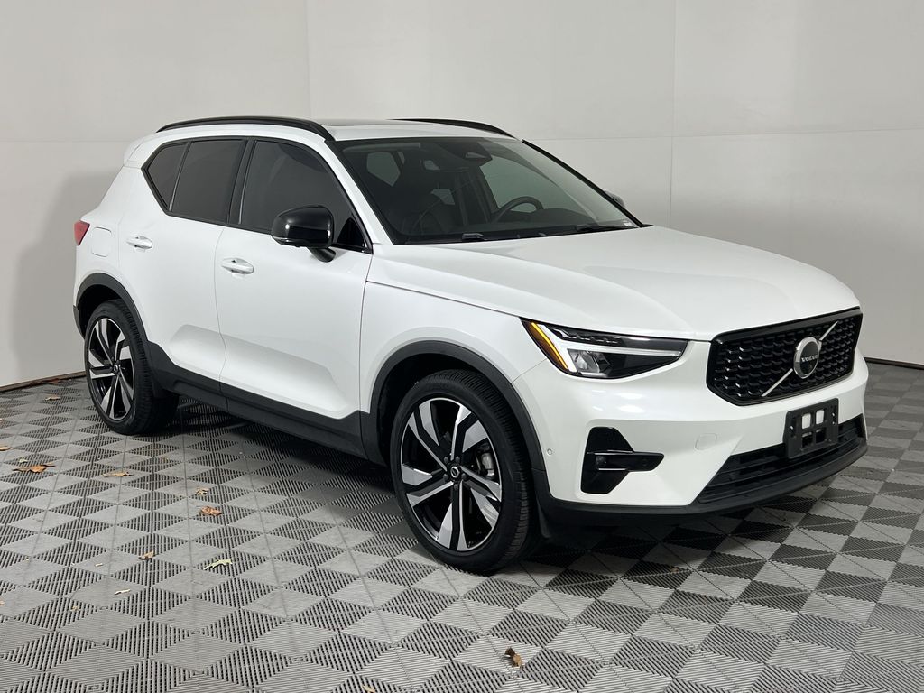 2023 Volvo XC40 Plus photo 2
