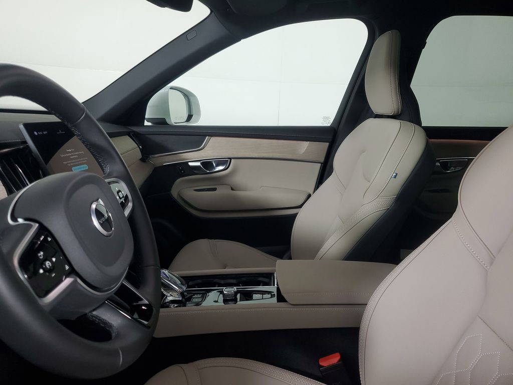 2025 Volvo XC90 Core - Photo 24