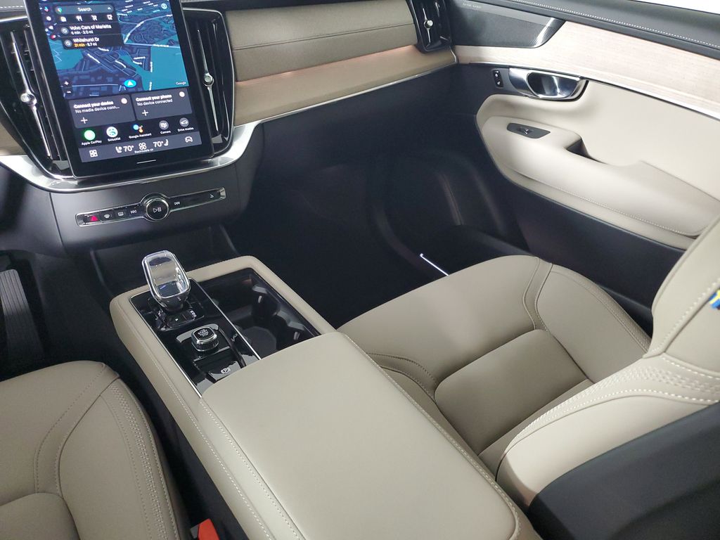 2026 Volvo XC90 Plus - Photo 17