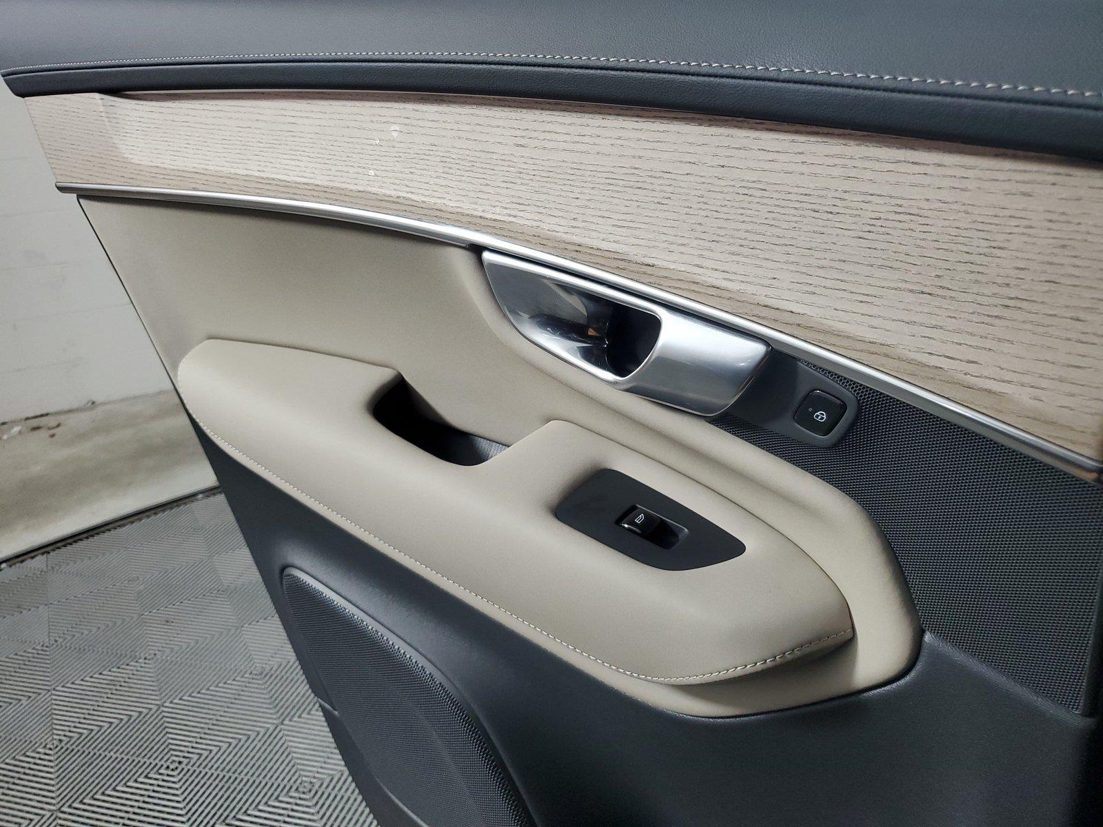 2026 Volvo XC90 Plus - Photo 18