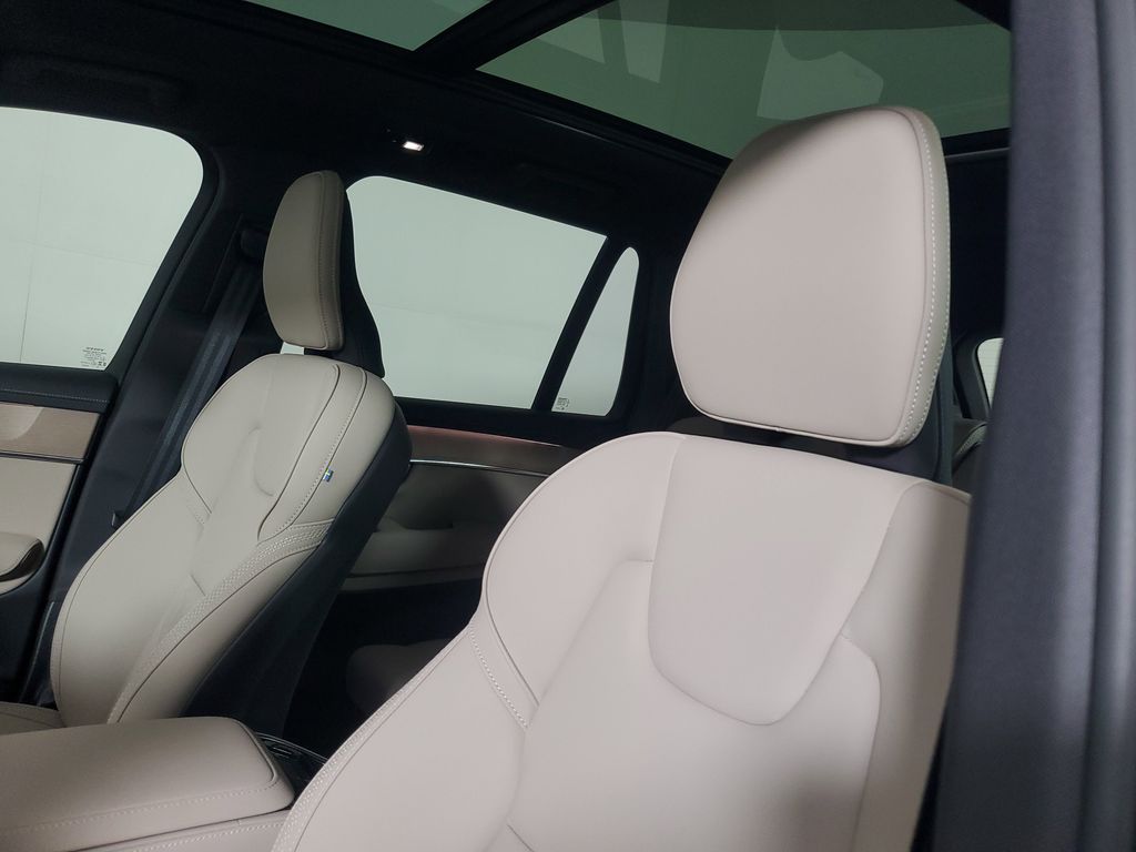 2025 Volvo XC90 Core - Photo 25