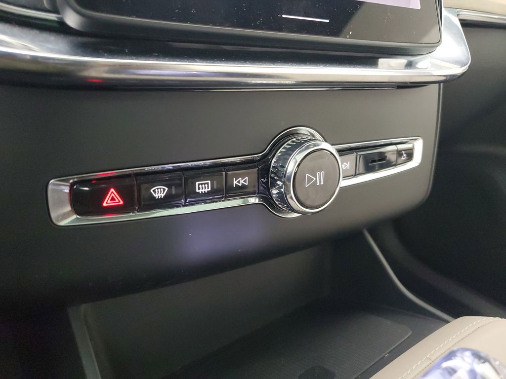 2025 Volvo XC90 Core - Photo 32
