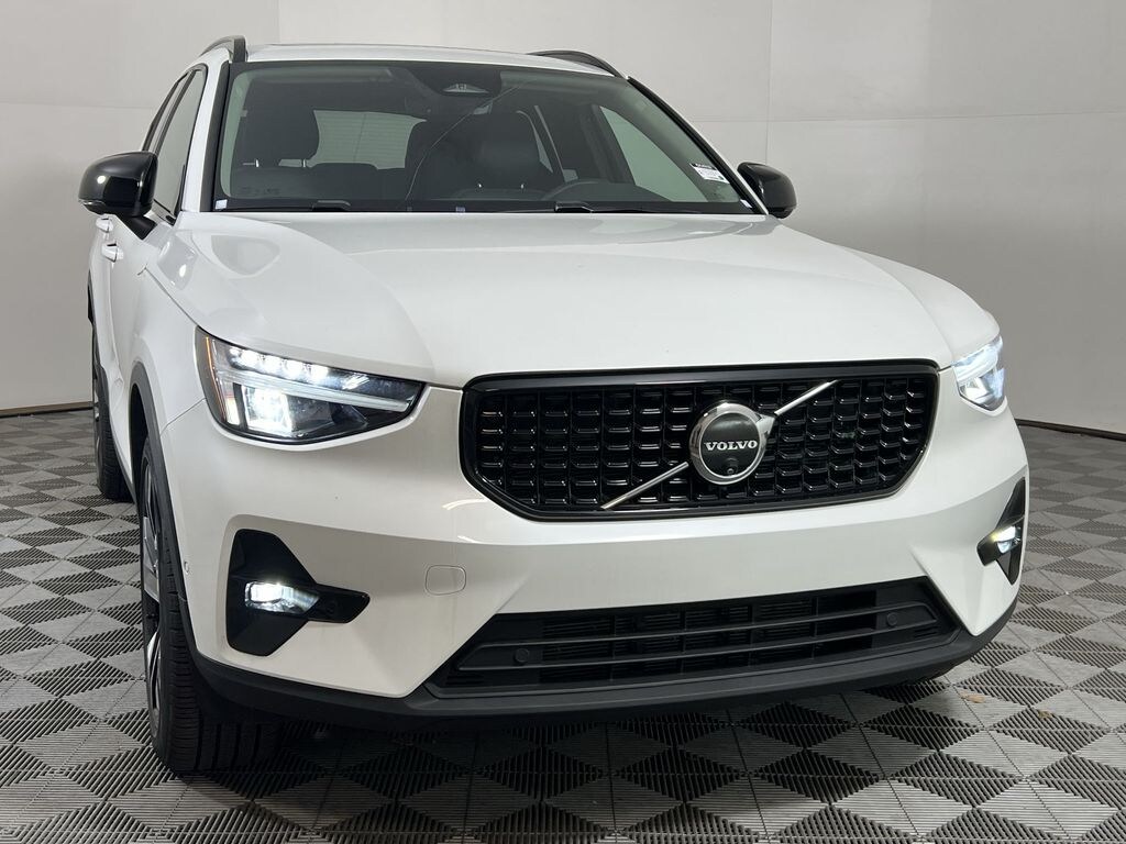 Certified 2025 Volvo XC40 B5 Plus Dark Theme SUV