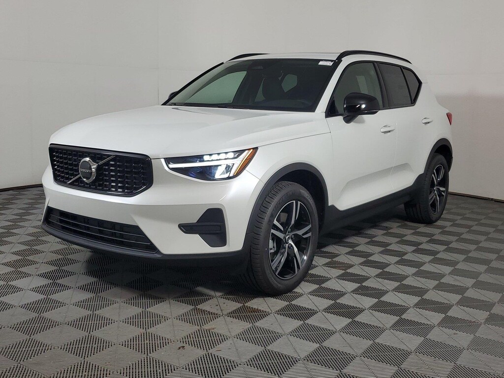 New 2026 Volvo XC40 B4 Core SUV