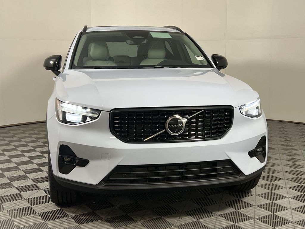 2026 Volvo XC40 Plus photo 2