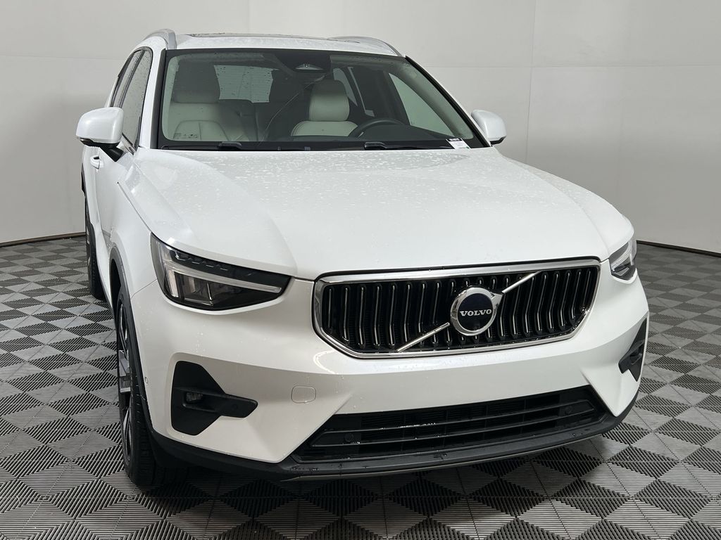 2023 Volvo XC40 Plus photo 3
