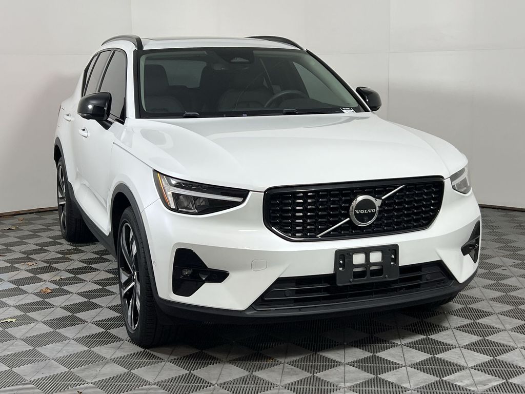 2023 Volvo XC40 Plus photo 3