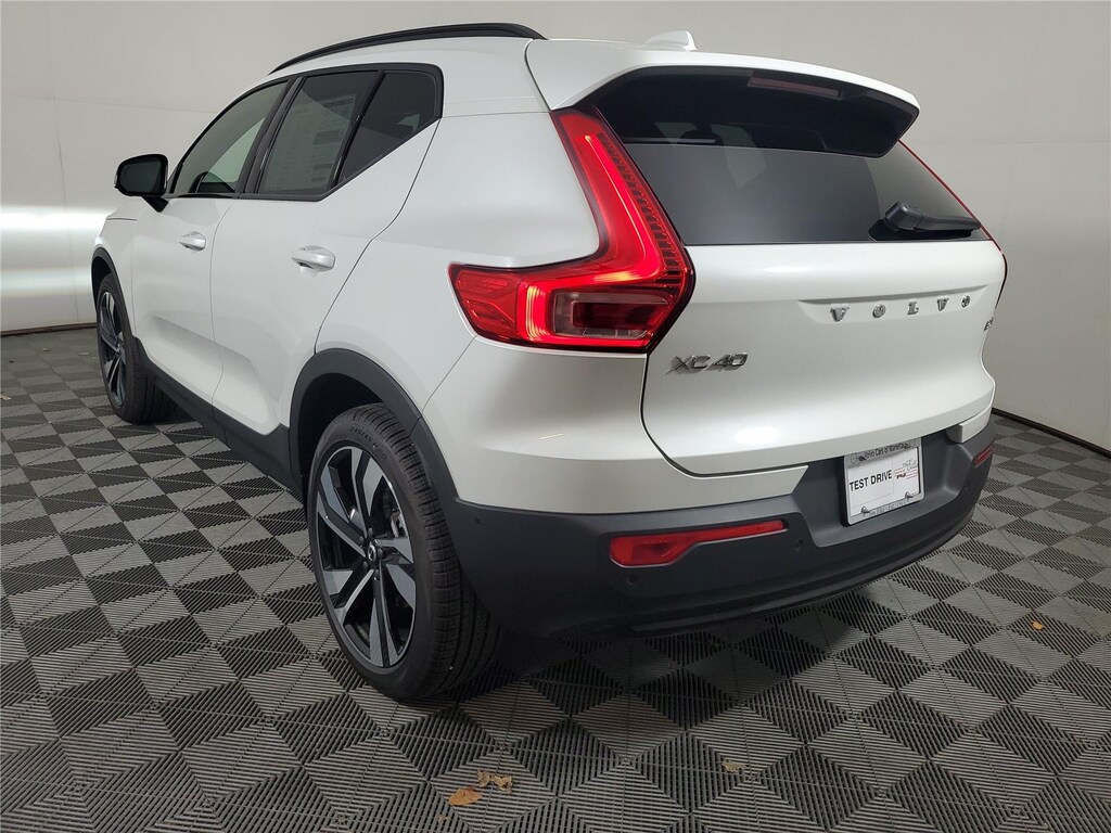 New 2026 Volvo XC40 B5 Ultra SUV