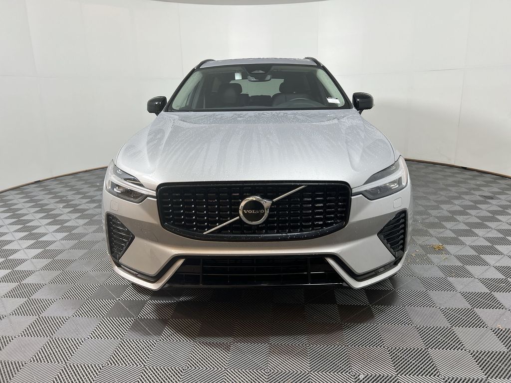 2025 Volvo XC60 B5 Core photo 3