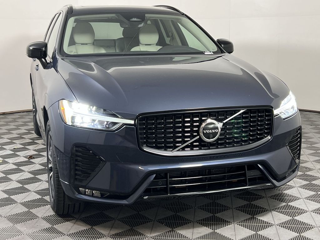 2023 Volvo XC60 B5 Plus photo 2