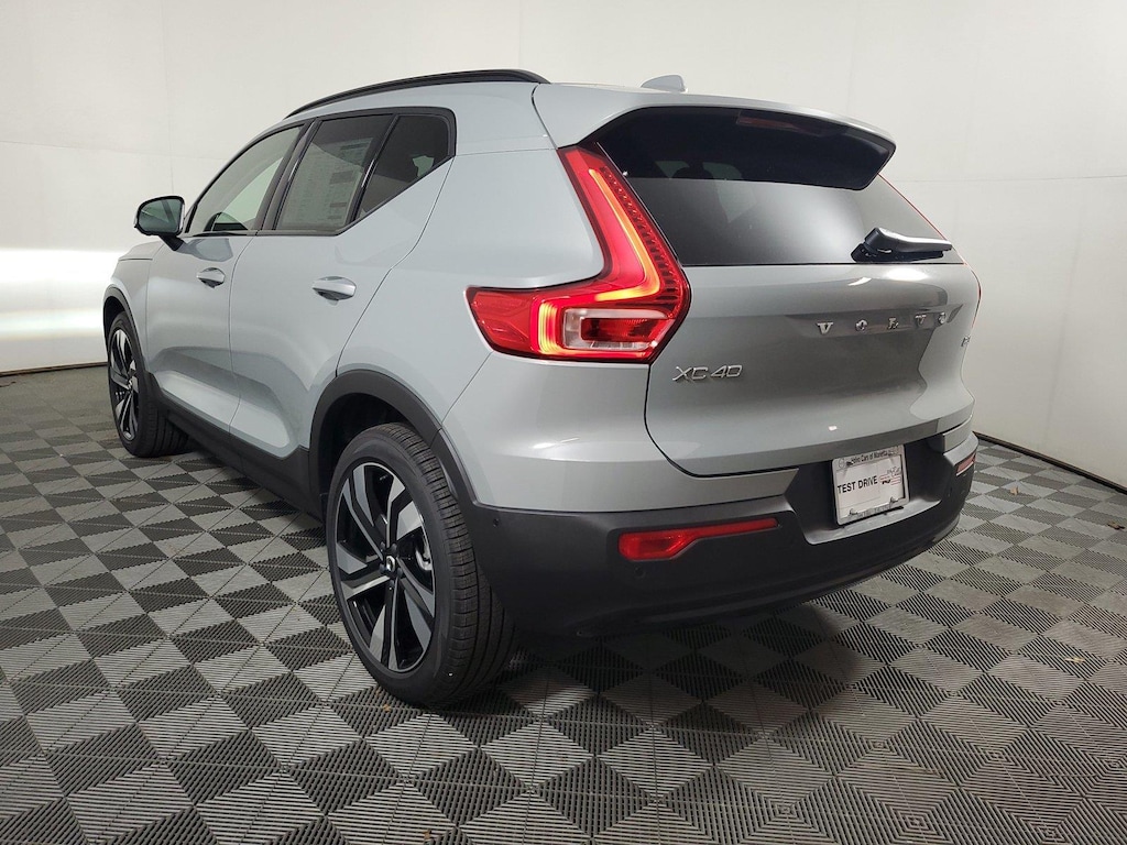 New 2026 Volvo XC40 B5 Plus SUV