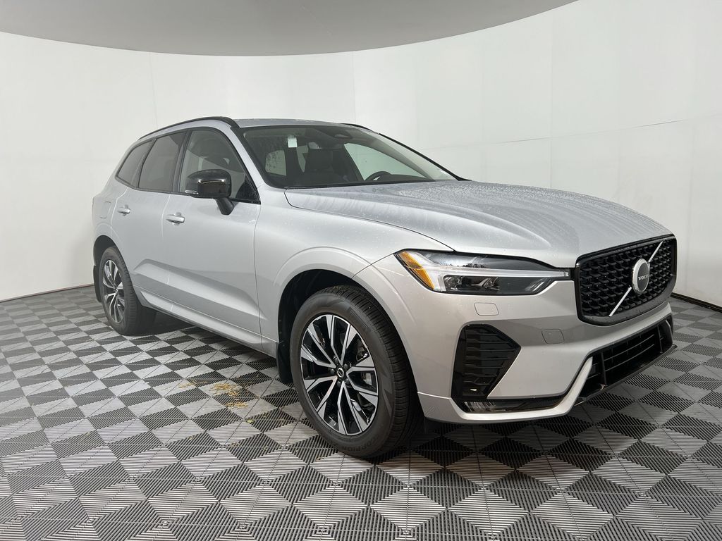 2025 Volvo XC60 B5 Core photo 2