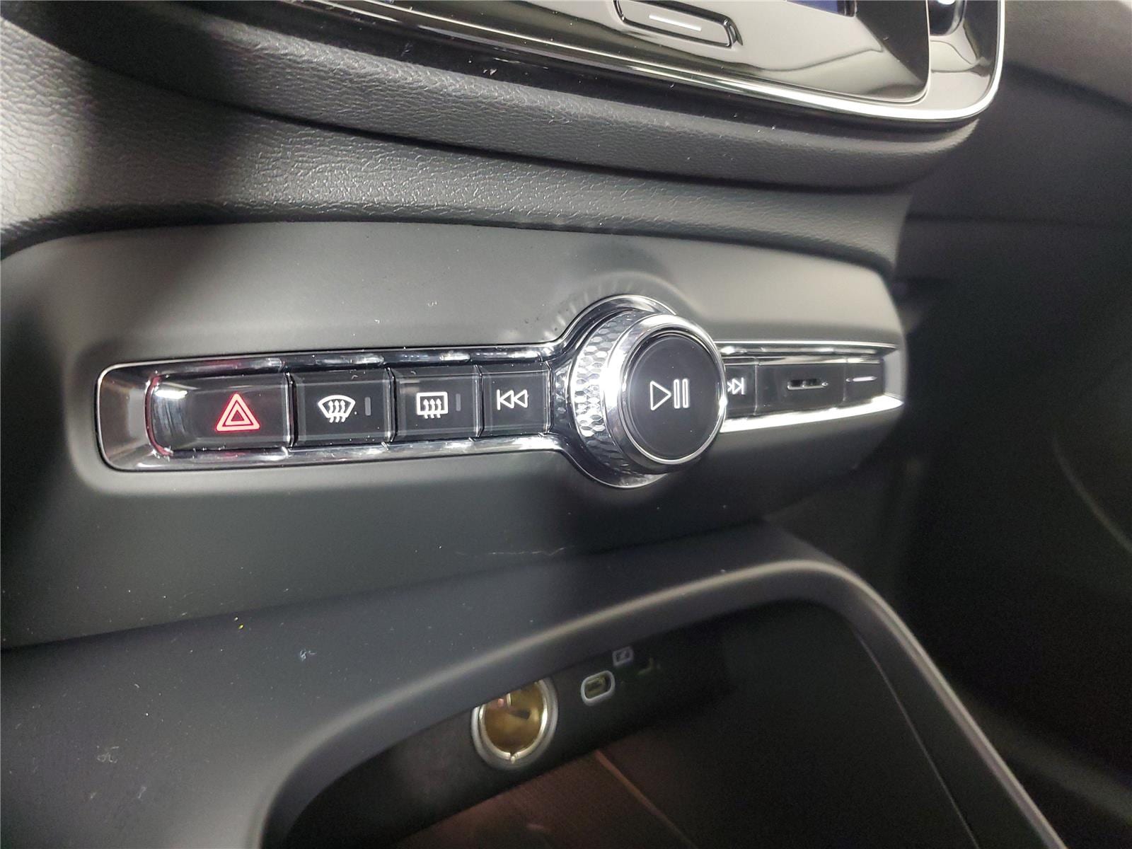 2026 Volvo XC40 Core - Photo 30