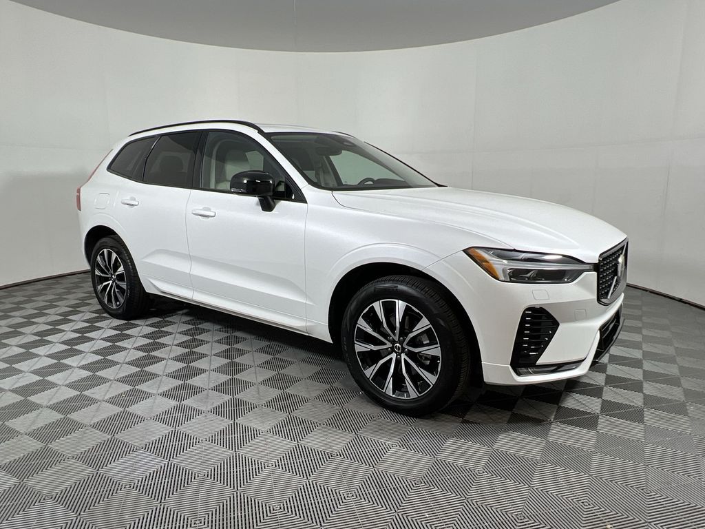 2025 Volvo XC60 B5 Core photo 2