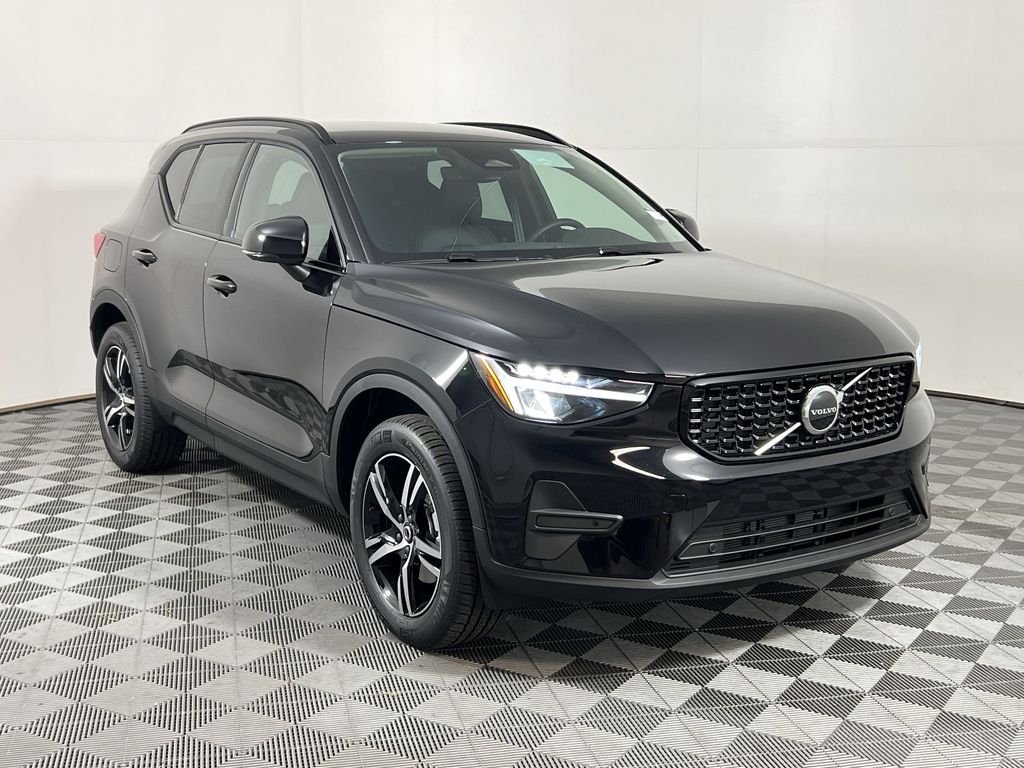 2026 Volvo XC40 Core photo 2