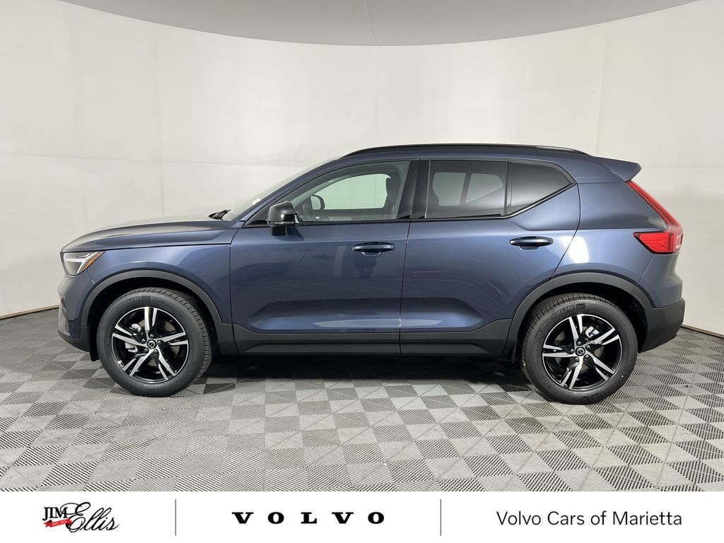 2026 Volvo XC40 Core photo 4