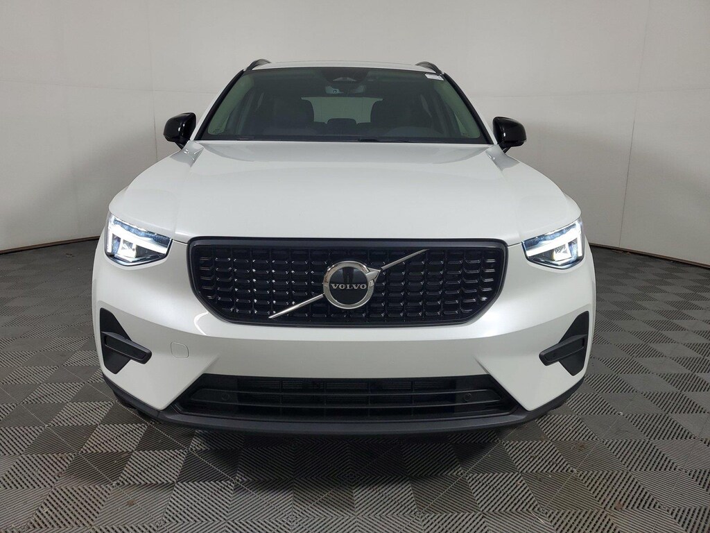 New 2026 Volvo XC40 B4 Core SUV