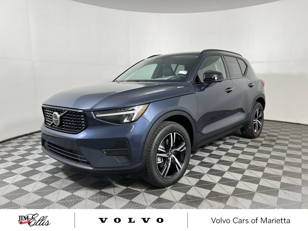 2026 Volvo XC40 Core photo 3