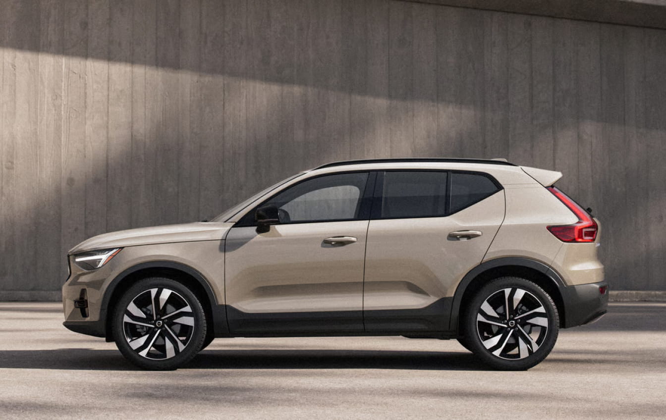 2026 Volvo XC40 SUV is parked against a concrete wall, shown in a side view.https://pictures.dealer.com/j/jimellisvolvovcna/1234/d45f76a28e3b420ebdf4ef68182ceb98.jpg
