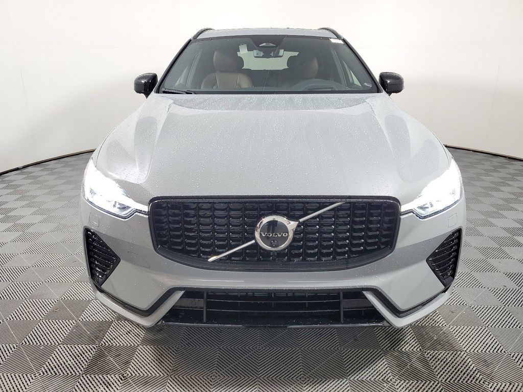 2025 Volvo XC60 B5 photo 2